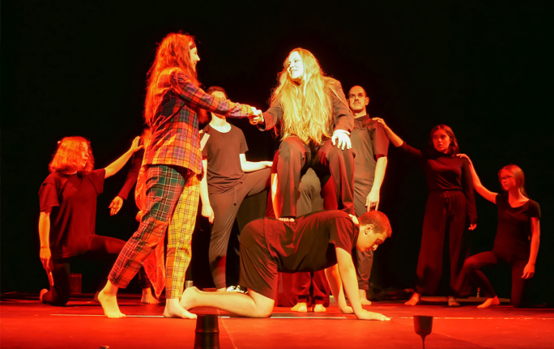 Foto: Gruppe junger Schauspielerinnen und Schauspieler Foto: Gruppe junger Schauspielerinnen und Schauspieler