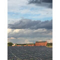 Foto vom 21. September 2015: Wolken und blauer Himmel über einer Solaranlage an der Vierradener Chaussee