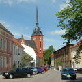 Foto: Straßenzug mit Kirche und Tabakfabrik