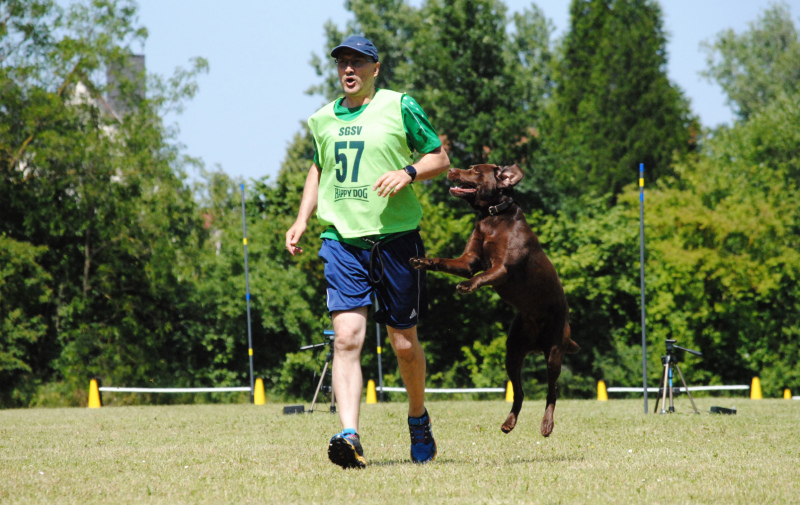 Foto: Mann läuft mit Hund
