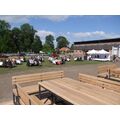 Foto: Blick zum Nationalparkhaus über die Holztische der neuen Terrasse