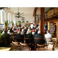 Foto: gefüllte Sitzreihen in der Bibliothek