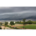 Foto vom 31. Juli 2017: Dunkle Wolken ziehen über den Dreiklang-Sportplatz.