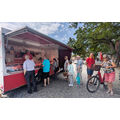 Foto: Kunden am Marktstand