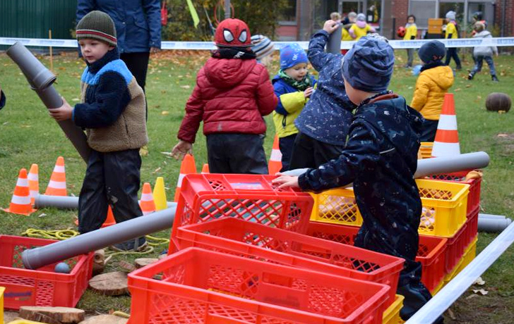 Foto: Kinder spielen mit Kisten und Plasterohren