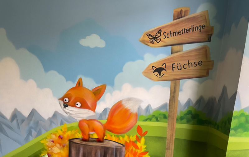 Foto: Wandbild mit Fuchs auf einem Baustamm und Wegweiser in freundlicher Landschaft Foto: Wandbild mit Fuchs auf einem Baustamm und Wegweiser in freundlicher Landschaft