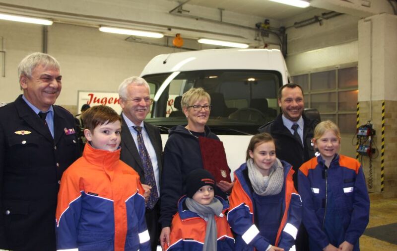 Gruppenfoto vor dem Transporter