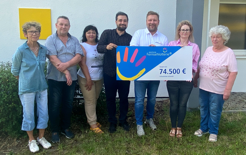 Gruppenfoto mit Scheck Gruppenfoto mit Scheck