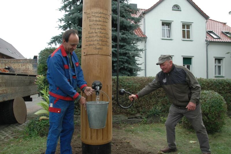 Foto: Der erste Eimer wird mit Wasser gefüllt.