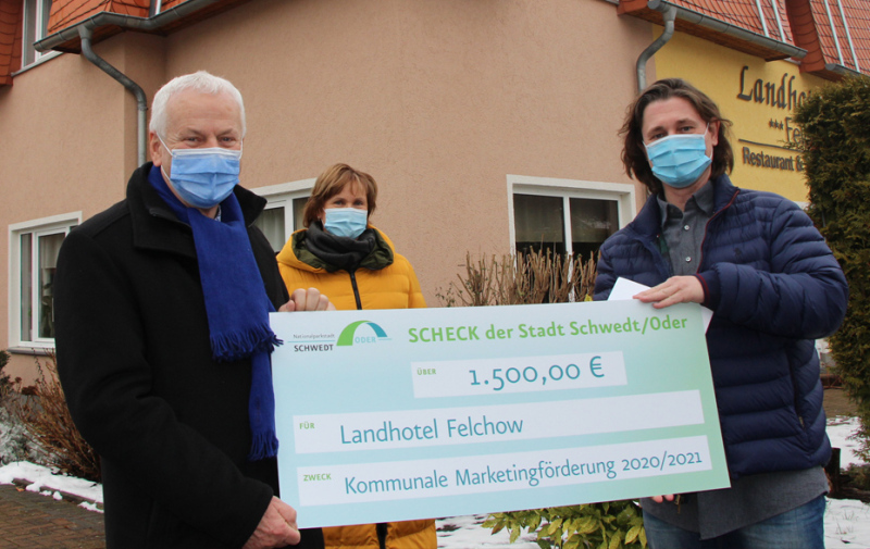 Foto: 3 Personen mit Scheck Foto: 3 Personen mit Scheck