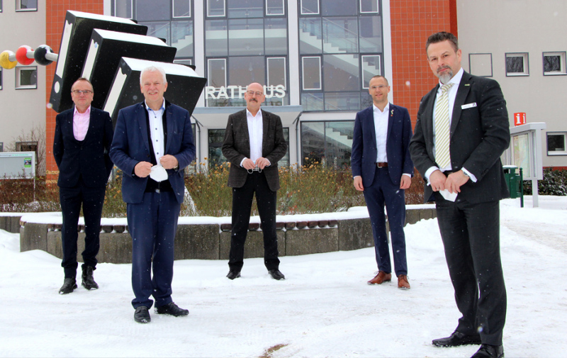 Foto: 5 Bürgermeister vor dem Schwedter Rathaus Foto: 5 Bürgermeister vor dem Schwedter Rathaus
