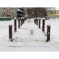 Foto: Holzbrücke mit Schnee und Absperrung