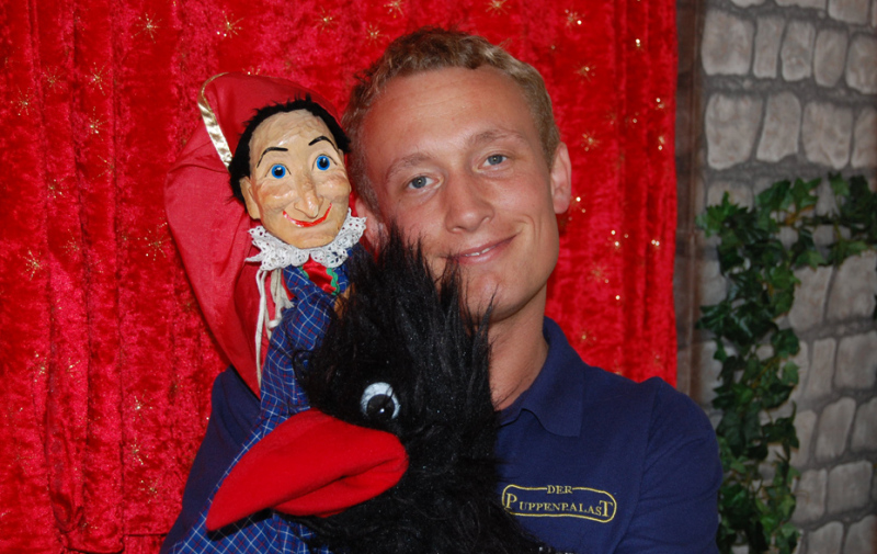 Foto: Puppenspieler mit Kasper und Rabe