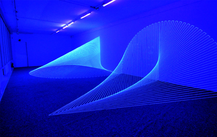 Foto: blau ausgeleuchteter Raum mit besonderen Lichteffekten Foto: blau ausgeleuchteter Raum mit besonderen Lichteffekten