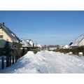 Foto: Schneeberge am Rande der Straße mit Wohnhäusern