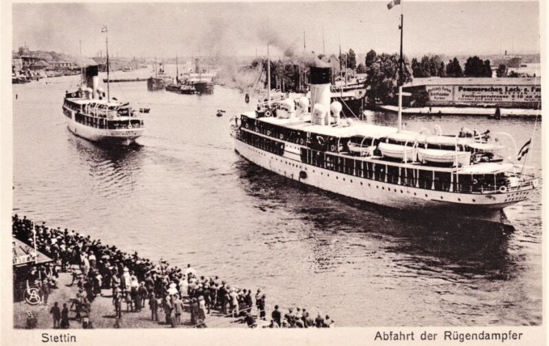 Zwei Dampfer verlassen den Hafen.