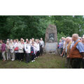 Gruppenfoto vor dem Denkmal