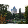 Foto vom 29. Juli 2013: Blick über den Kanal zum Bootsverleih und Hochhaus „Fischerstraße“