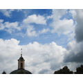 Foto vom 31. Juli 2013: mit Wolken besetzter blauer Himmel, Spitze des Berlischky-Pavillons im unteren linken Bildrand