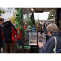 Foto: Menschen drängen sich an den Handbrot-Stand.