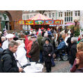 Foto: Stollenmarktbesucher auf dem Vierradener Platz