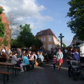 Foto vom 20. Juni 2014: Besucher auf dem Vierradener Platz im Licht der abendlichen Sonne