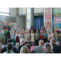 Foto: Kindergruppe auf der Bühne im Foyer