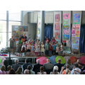 Foto: Kindergruppe auf der Bühne im Foyer