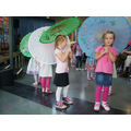 Foto: Kinder mit bunten Papierschirmen