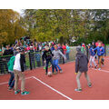 Foto: Kinder spielen Fußball auf einer Multifunktionsfläche.