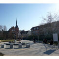 Foto: Fußgängerzone im Stadtpark mit Blick auf die katholische Kirche.