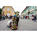 Foto: Setzen der Stange auf dem Vierradener Platz