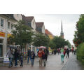 Foto: Besucher mit Regenschirm