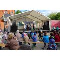 Foto: Kinder schauen sich das Theaterstück an.