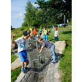 Foto: Kinder spielen an der Wasserspielanlage