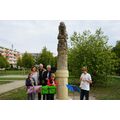 Gruppenfoto: 3 Musikschüler, 3 Erwachsene und die Plastik