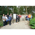 Gruppenfoto mit Stein und Schild