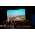 Foto: Big Band-Orchester in Aktion vor einer Leinwand