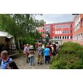 Foto: Besucher im Innenhof