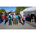 Foto: Stand mit Besuchern