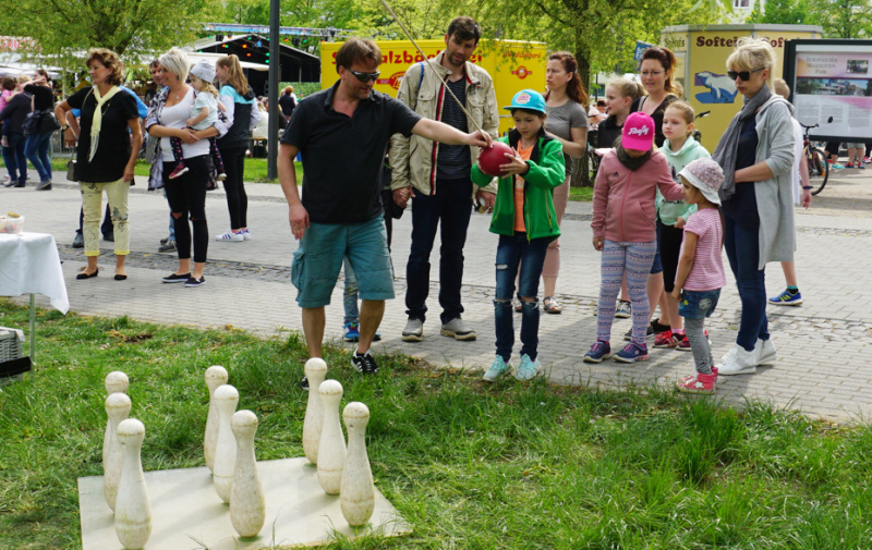 Foto: Kinder am Kegelstand