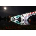 Foto: beleuchtete Stadtbrücke mit Vollmond