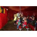 Foto: im Puppentheaterzelt mit Kinderpublikum