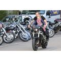 Foto: Mädchen und Biker auf einem Motorrad