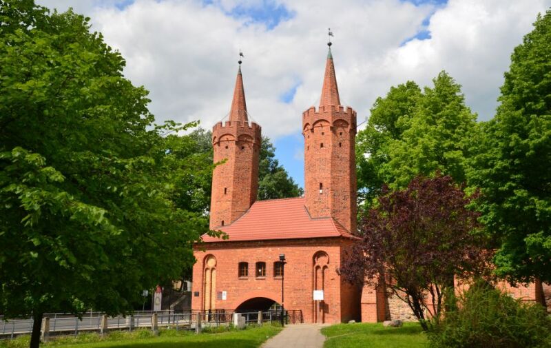 Tor mit zwei Türmen aus rotem Backstein