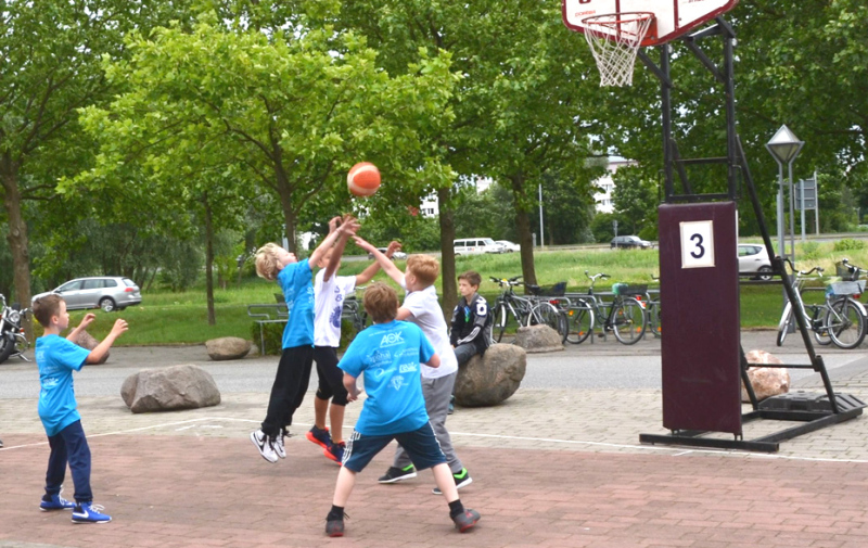 Foto: 5 Jungs spielen Streetball