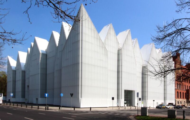 weißes Gebäude mit spitzen Zacken