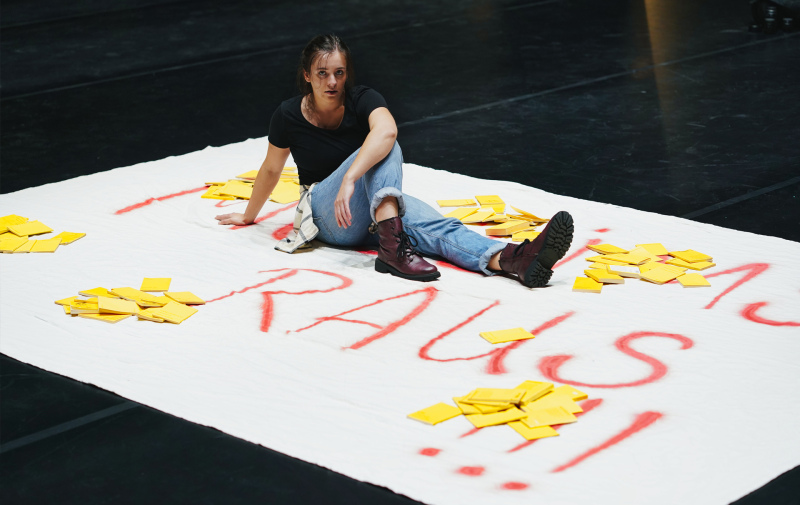 Foto: Schauspielerin sitzt auf einem Transparent Foto: Schauspielerin sitzt auf einem Transparent