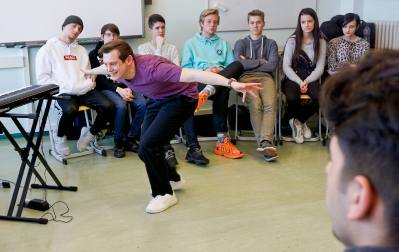 Foto: Schauspieler im Klassenraum