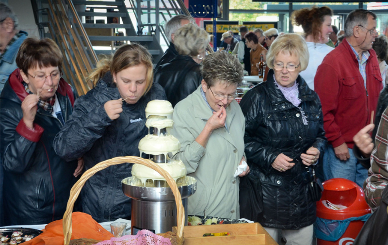 Foto: Verkostende Besucher am Schokoladenstand Foto: Verkostende Besucher am Schokoladenstand